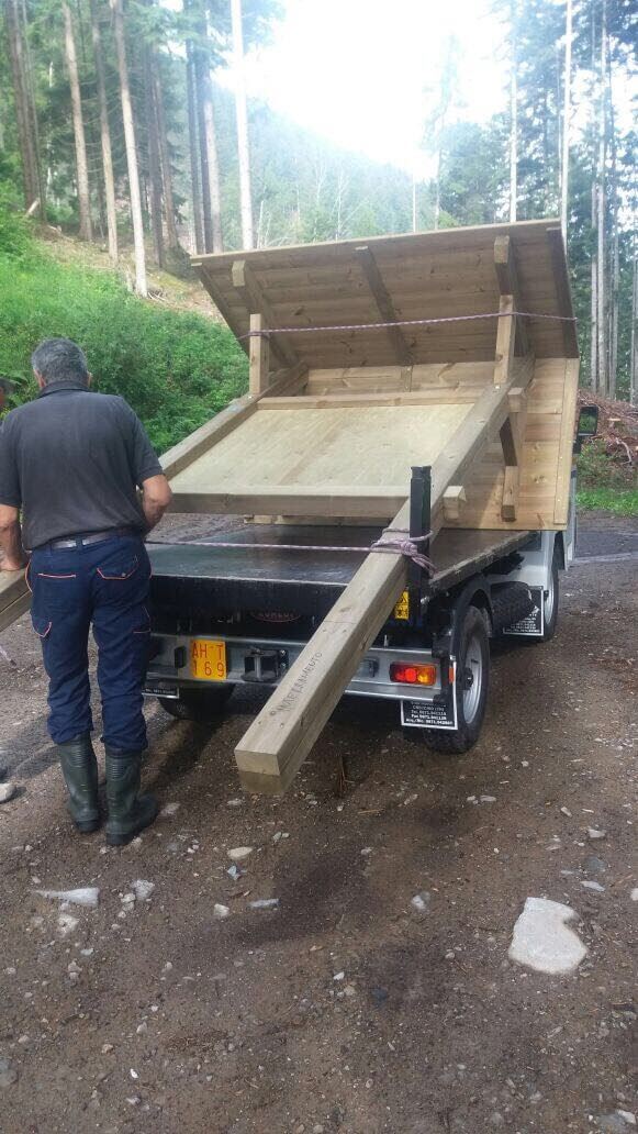 Volontario durante la fase di trasporto della segnaletica verticale in legno tramite furgone
